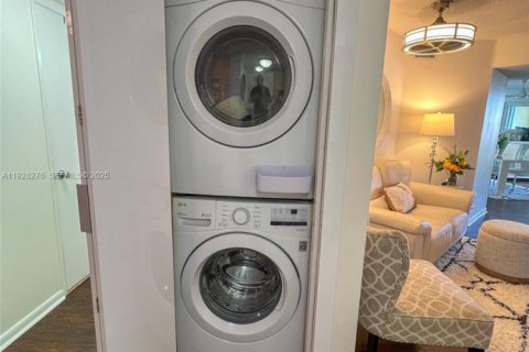 Condo in Fort Lauderdale, Florida, 3 bedrooms  № 1988330 - photo 26