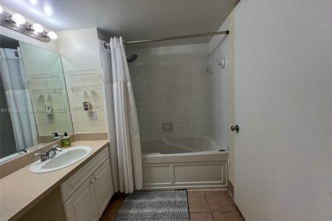 Condo in Fort Lauderdale, Florida, 3 bedrooms  № 1988330 - photo 13