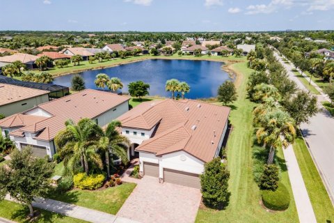 House in Sarasota, Florida 3 bedrooms, 231.23 sq.m. № 1725748 - photo 2