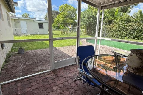 Villa ou maison à vendre à Miami Gardens, Floride: 3 chambres, 126.72 m2 № 1956032 - photo 12