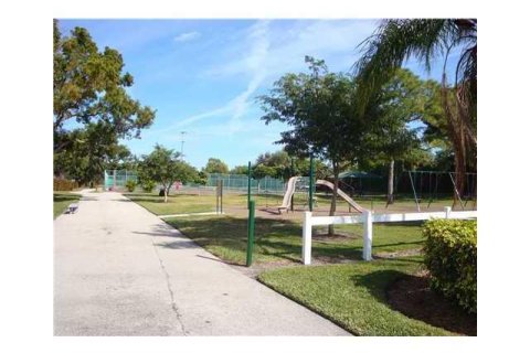 Condo in Deerfield Beach, Florida, 2 bedrooms  № 869801 - photo 1