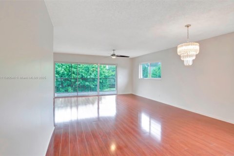 Condo in Pembroke Pines, Florida, 2 bedrooms  № 1330611 - photo 3