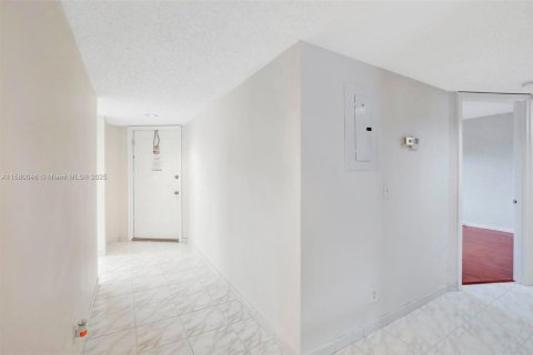 Condo in Pembroke Pines, Florida, 2 bedrooms  № 1330611 - photo 12