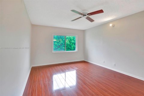 Condo in Pembroke Pines, Florida, 2 bedrooms  № 1330611 - photo 23