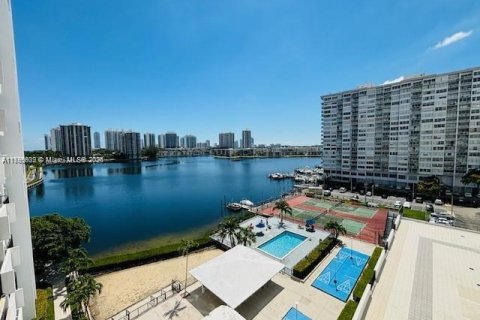 Condo in Aventura, Florida, 1 bedroom  № 1697698 - photo 1