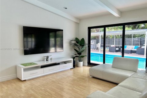 House in Miami, Florida 4 bedrooms, 185.15 sq.m. № 2044450 - photo 10