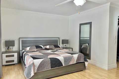 House in Miami, Florida 4 bedrooms, 185.15 sq.m. № 2044450 - photo 26