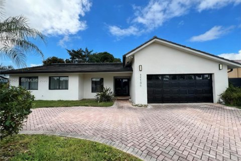 House in Miami, Florida 4 bedrooms, 185.15 sq.m. № 2044450 - photo 2
