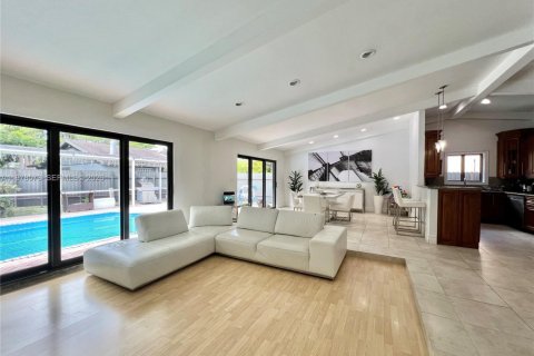 House in Miami, Florida 4 bedrooms, 185.15 sq.m. № 2044450 - photo 21