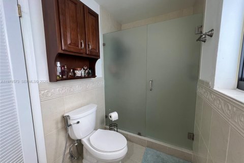 House in Miami, Florida 4 bedrooms, 185.15 sq.m. № 2044450 - photo 30