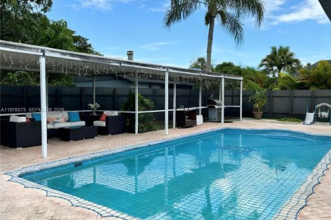 House in Miami, Florida 4 bedrooms, 185.15 sq.m. № 2044450 - photo 6