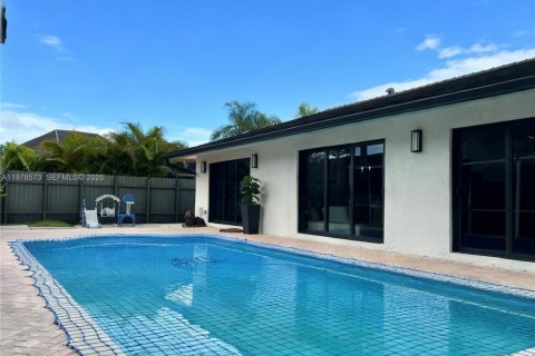 House in Miami, Florida 4 bedrooms, 185.15 sq.m. № 2044450 - photo 5