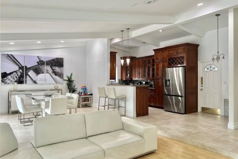 House in Miami, Florida 4 bedrooms, 185.15 sq.m. № 2044450 - photo 20