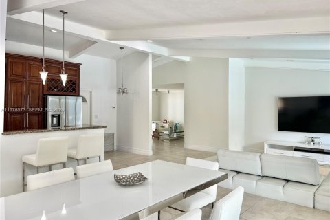 House in Miami, Florida 4 bedrooms, 185.15 sq.m. № 2044450 - photo 11
