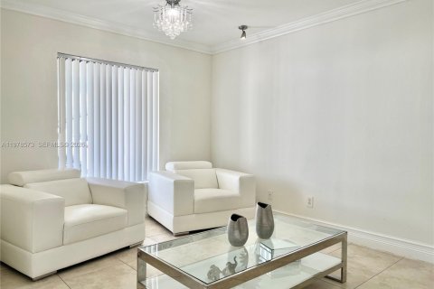 House in Miami, Florida 4 bedrooms, 185.15 sq.m. № 2044450 - photo 23