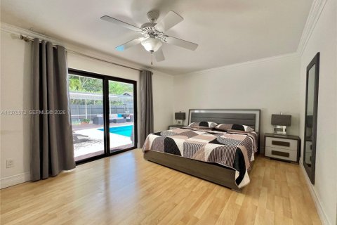 House in Miami, Florida 4 bedrooms, 185.15 sq.m. № 2044450 - photo 25