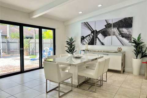 House in Miami, Florida 4 bedrooms, 185.15 sq.m. № 2044450 - photo 14