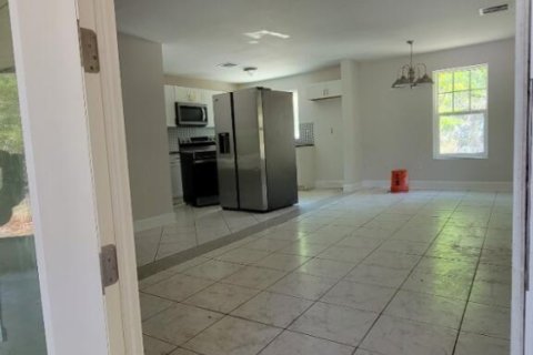 House in Fort Pierce, Florida 3 bedrooms, 190.54 sq.m. № 1172468 - photo 1
