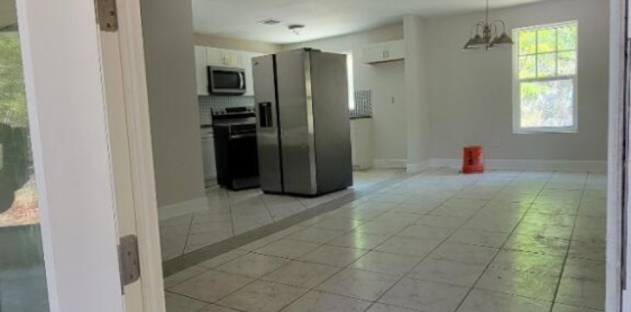House in Fort Pierce, Florida 3 bedrooms, 190.54 sq.m. № 1172468
