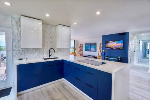 Condo in North Miami Beach, Florida, 2 bedrooms № 2037923 - photo 1