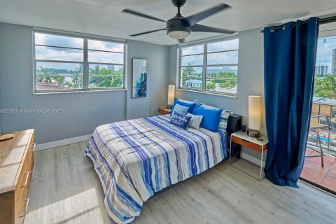 Condo in North Miami Beach, Florida, 2 bedrooms № 2037923 - photo 18