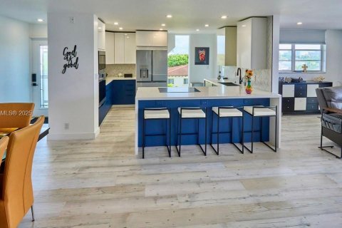 Condo in North Miami Beach, Florida, 2 bedrooms № 2037923 - photo 4