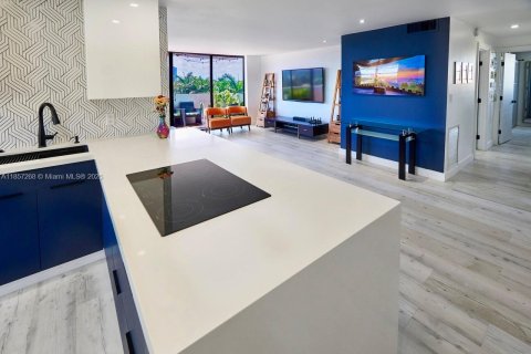 Condo in North Miami Beach, Florida, 2 bedrooms № 2037923 - photo 2