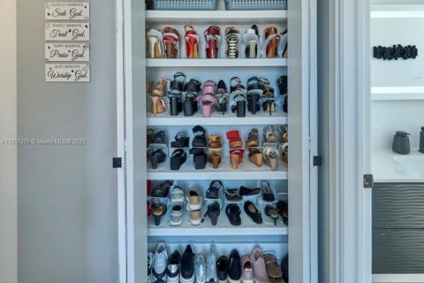 Condo in North Miami Beach, Florida, 2 bedrooms № 2037923 - photo 23