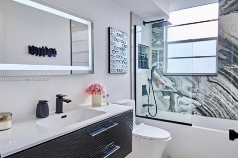 Condo in North Miami Beach, Florida, 2 bedrooms № 2037923 - photo 20
