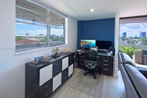 Condo in North Miami Beach, Florida, 2 bedrooms № 2037923 - photo 9