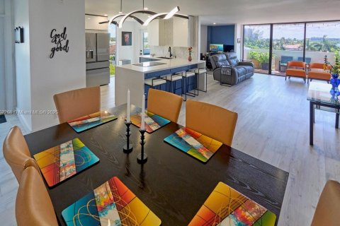 Condo in North Miami Beach, Florida, 2 bedrooms № 2037923 - photo 7