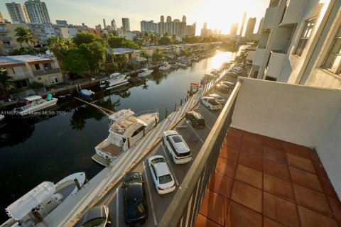 Condo in North Miami Beach, Florida, 2 bedrooms № 2037923 - photo 26