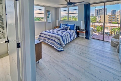 Condo in North Miami Beach, Florida, 2 bedrooms № 2037923 - photo 15