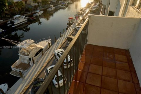 Condo in North Miami Beach, Florida, 2 bedrooms № 2037923 - photo 25