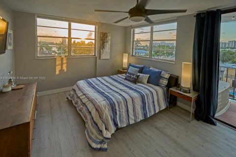 Condo in North Miami Beach, Florida, 2 bedrooms № 2037923 - photo 19