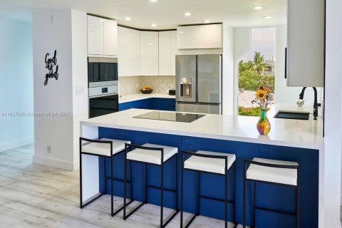 Condo in North Miami Beach, Florida, 2 bedrooms № 2037923 - photo 3