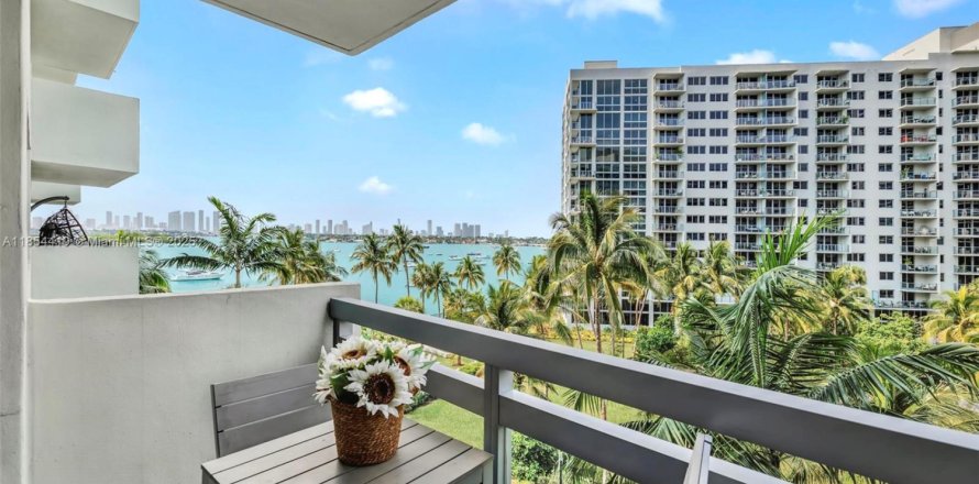 Condominio en Miami Beach, Florida, 1 dormitorio  № 1878811