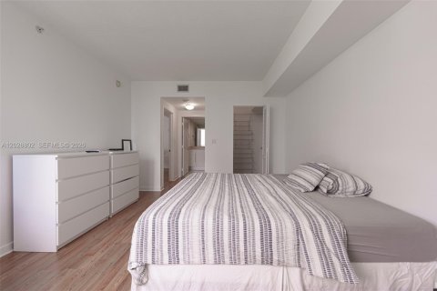 Condo in Miami, Florida, 2 bedrooms № 2145902 - photo 13