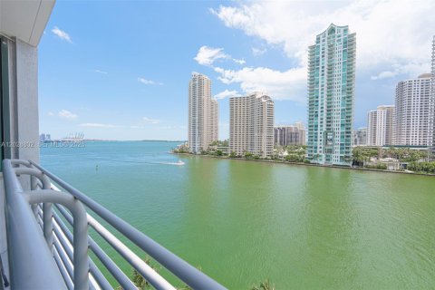 Condo in Miami, Florida, 2 bedrooms № 2145902 - photo 2