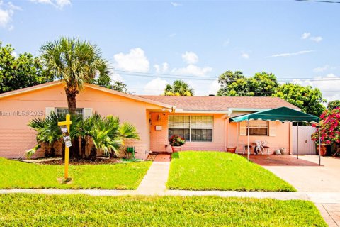 Casa en venta en Miami Gardens, Florida, 4 dormitorios, 228.91 m2 № 1946467 - foto 1