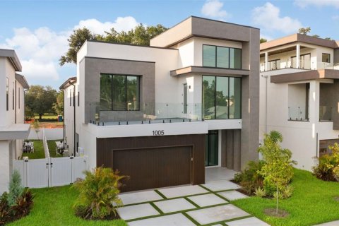 House in Tampa, Florida 5 bedrooms, 327.76 sq.m. № 2284071