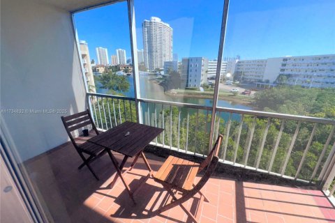 Condominio en venta en Aventura, Florida, 1 dormitorio, 70.88 m2 № 1709300 - foto 2