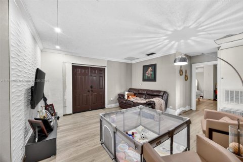 Casa en venta en Miami, Florida, 4 dormitorios, 146.23 m2 № 1947821 - foto 5