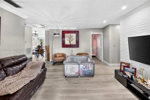 Casa en venta en Miami, Florida, 4 dormitorios, 146.23 m2 № 1947821 - foto 3