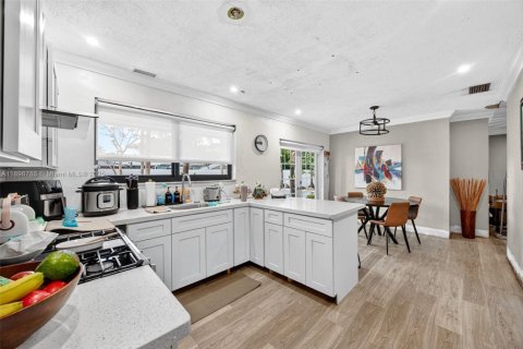 Casa en venta en Miami, Florida, 4 dormitorios, 146.23 m2 № 1947821 - foto 13