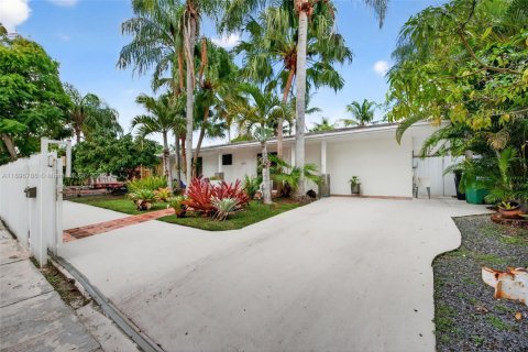 Casa en venta en Miami, Florida, 4 dormitorios, 146.23 m2 № 1947821 - foto 2
