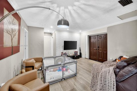 Casa en venta en Miami, Florida, 4 dormitorios, 146.23 m2 № 1947821 - foto 4