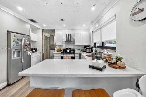 Casa en venta en Miami, Florida, 4 dormitorios, 146.23 m2 № 1947821 - foto 8