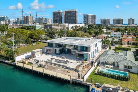 House in Surfside, Florida 7 bedrooms, 1213.3 sq.m. № 2034566 - photo 3