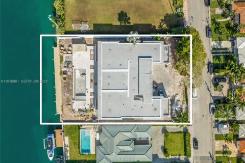 House in Surfside, Florida 7 bedrooms, 1213.3 sq.m. № 2034566 - photo 19